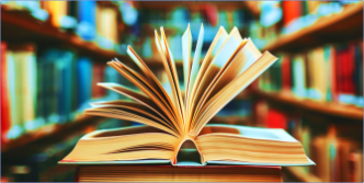 Fotografía de un libro abierto sobre el fondo de estanterías de la biblioteca.