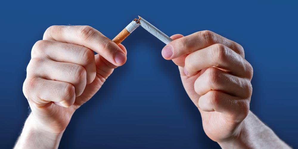 Imagen de las manos rompiendo un cigarro.
