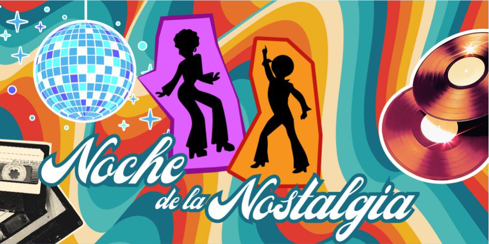 Cartel horizontal colorido al estilo de los años 70, con una bola de discoteca, dos siluetas de personas bailando, casetes y discos de vinilo, con el texto blanco retro con borde verde azulado 'Noche de la Nostalgia'.