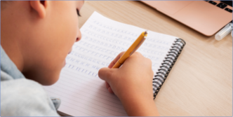 Fotografía de un niño escribiendo en un cuaderno.